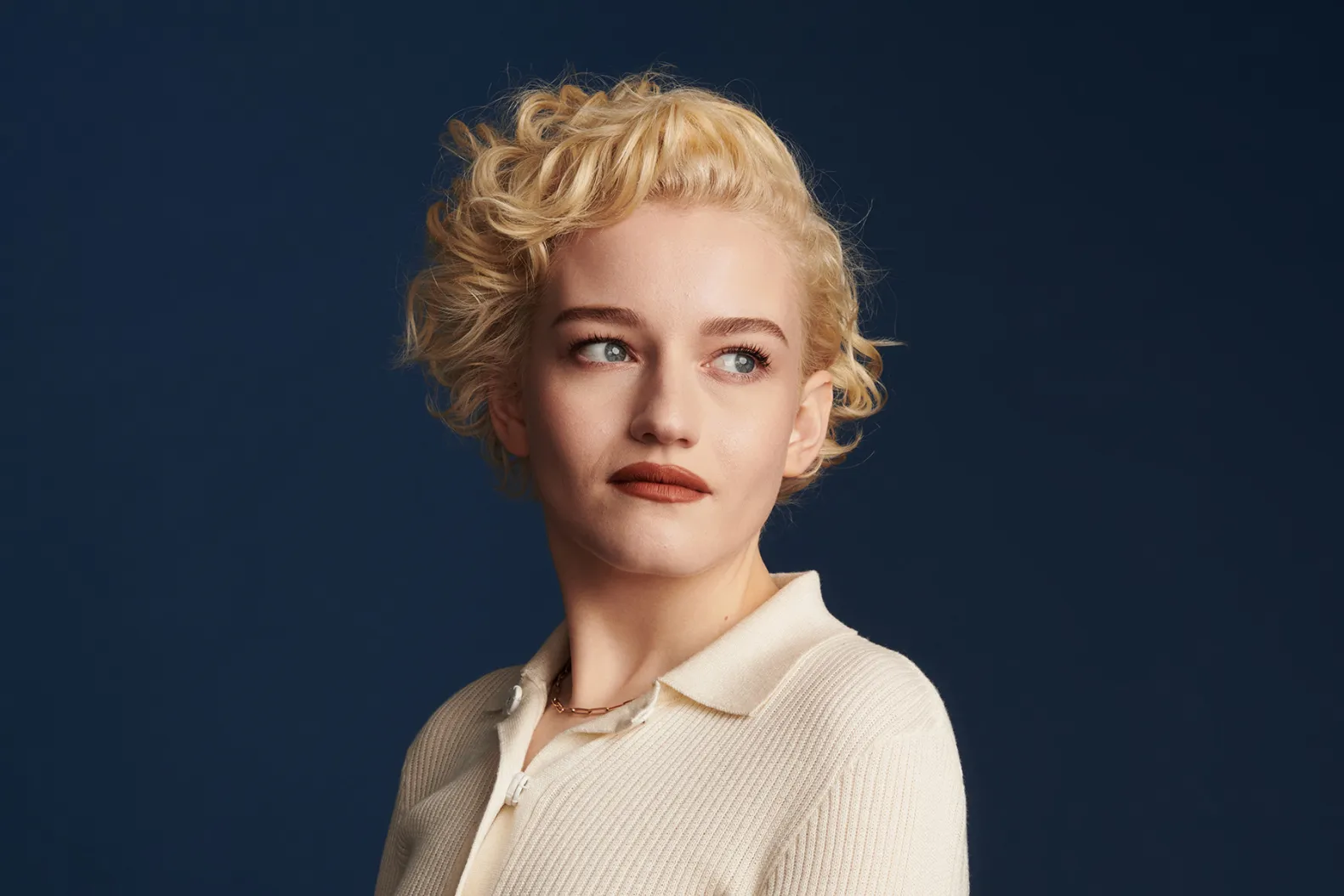 	Julia Garner	